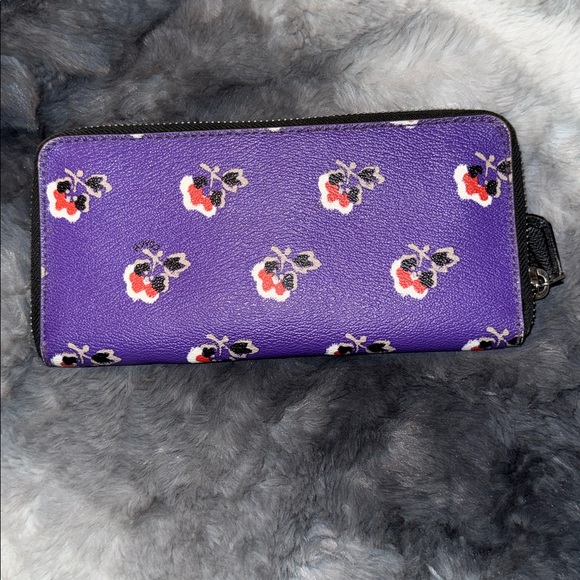 This is a Coach Slim Accordion Zip Wallet in the Bramble Rose F56732 2016/2017 - Picture 2 of 6